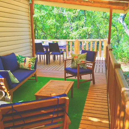 Le Clos Des Capitelles Camping