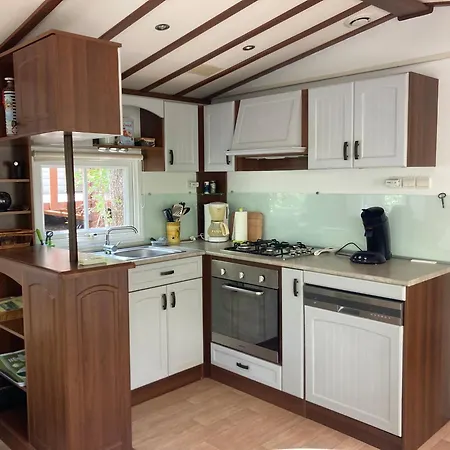 Le Clos Des Capitelles Camping