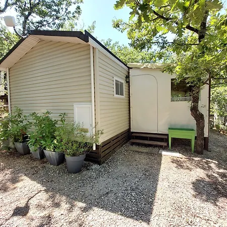 Le Clos Des Capitelles Camping